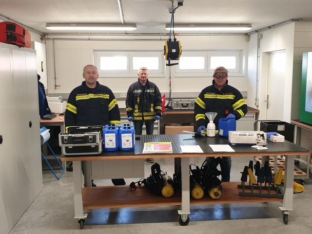 Desinfektionsmittelausgabe: OBR Wolfgang Kinelly (Bezirksfeuerwehrkommandant), OBI Christian Ulreich (Feuerwehrkommandantstellvertreter der Feuerwehr Pinkafeld) und HBI Martin Ulreich (Bezirksreferent für gefährliche Stoffe)