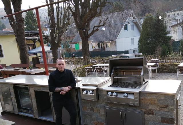Zweiter Geschäftsführer Bernhard Aschauer steht schon bereit mit seiner Outdoor-Küche.