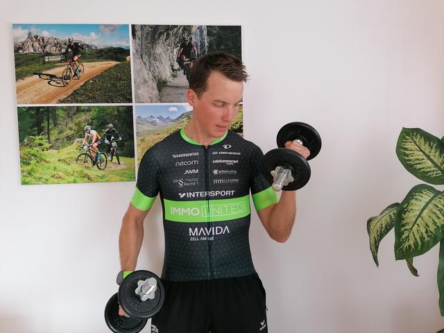 Lukas Kaufmann stärkt seinen Körper, um Verletzungen und Rückenproblemen vorzubeugen.