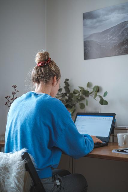 Ergonomie & Schreibtisch: Bei normaler Sitzhöhe (hängende Schultern) sollten die Arme waagrecht auf dem Schreibtisch liegen.