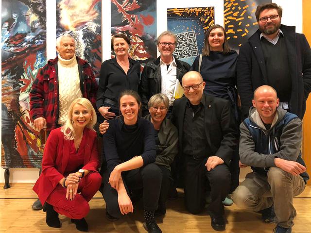 LA Barbara Schwaighofer, Stefanie Salzburger, Karin Friedrich, Helmut Nindl, Bernd Weinmayer (vordere Reihe v.l.), Willi Bernhard, Evelyn Pichler, Rudi Gritsch, Corina Forthuber, Robert Freund (hintere Reihe v.l.) bei der Ausstellung „Crossing-Dialog.Begegnung.Impuls“ im Rathaus Kramsach. | Foto: Nindl