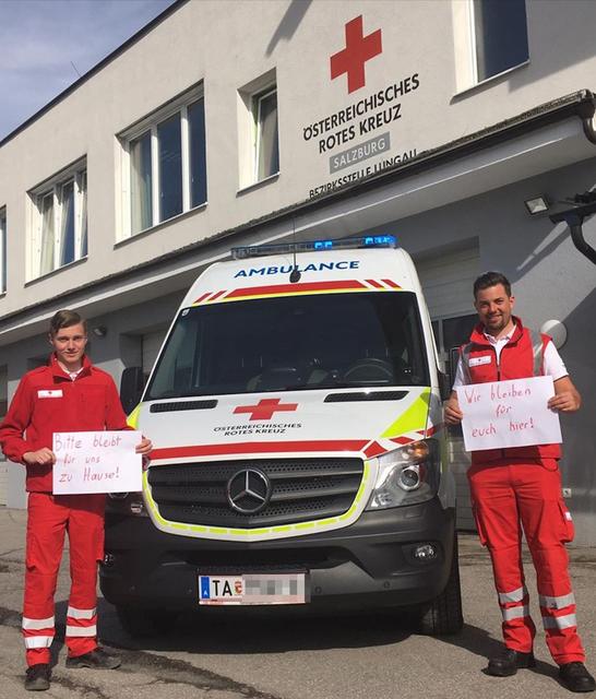 Zivildiener Tobias Schindler (li.) und Rettungssanitäter Markus Stiller (re.): "Bitte bleibt für uns zu Hause! Wir bleiben für euch hier!"
