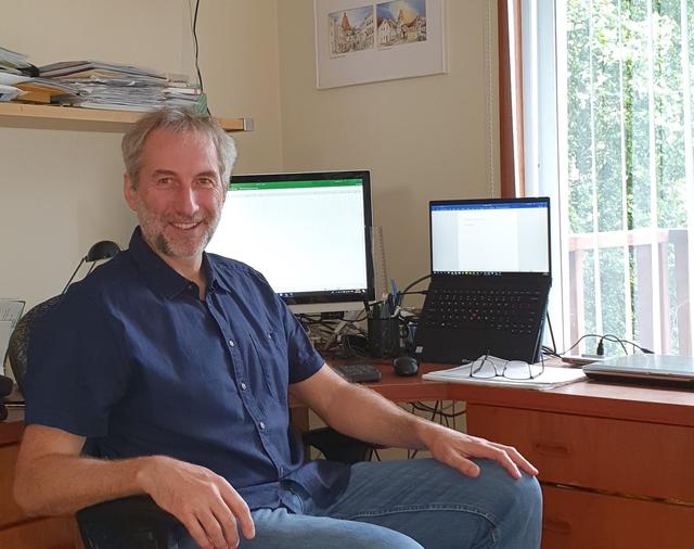 Freistadt fest im Blick: In Leopold Sunks Home-Office hängen zwei Bilder der Freistädter Malerin Sieglinde Stadler. Er hat sie von seinen Schwestern – eine lebt in Freistadt, die andere in Klosterneuburg – zum 50er bekommen. | Foto: Mia Sunk