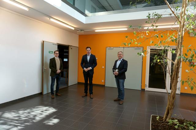 Verwaltungsstadtrat Clemens Ableidinger (NEOS), Sozialstadtrat Karl Schmid (SPÖ) und Bürgermeister Stefan Schmuckenschlager haben Initiativen zur Unterstützung der Bevölkerung im Sozialbereich abgestimmt.