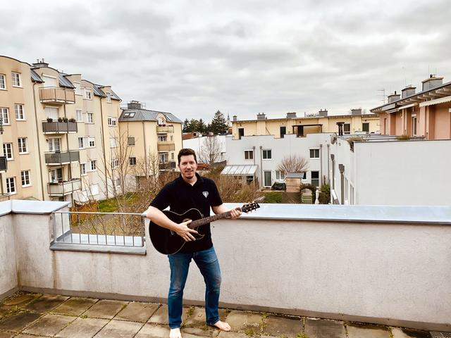 Oberkaiser Clemens Reinsperger, einen Tag nachdem er Vater einer süßen Tochter wurde, auf seiner Terrassenbühne.