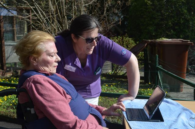 Brigitte Scheffel legt die „Skype-Leitung“ zum Sohn von Christine Hochmuth.