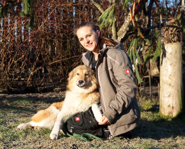Tierpflegerin Caro mit Bienchen, einem der über 500 versorgten Tiere, die am Tierschutzhof Pfotenhilfe rund um die Uhr versorgt werden. | Foto: Pfotenhilfe/Sonja Müllner