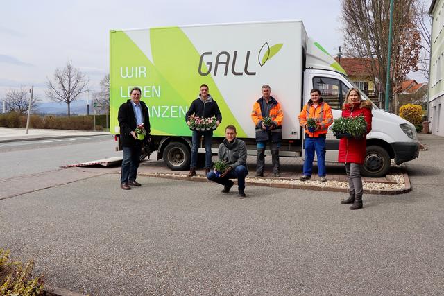 Andreas und Sergej Gall übergaben die rund 10.000 Frühlingsblüher an die Vertreter der Gemeinde rund um Bgm. Günter Müller (l.).