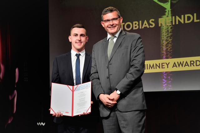 Tobias Reindl aus St. Willibald wurde für seine herausragende Studienleistung und Masterarbeit mit dem Chimney Award der FH OÖ Campus Steyr ausgezeichnet. Am Bild mit Studiengangsleiter Franz Staberhofer. | Foto:  FH OÖ – Peter Kainrath