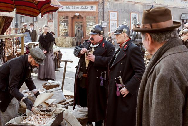 Der Favoritner Schnecken-Bauer Andreas Gugumuck (l.) spielte auch in der Mini-Serie "Freud" mit. | Foto: ORF/Satel Film Bavaria/JanHromadko