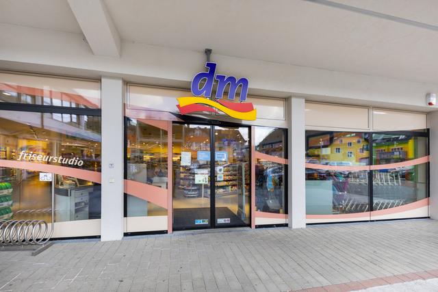 Seit 15. März sind die 171 Friseur- und 113 Kosmetikstudios sowei die gesunde Pause Frischtheken von dm Drogeriemarkt geschlossen.