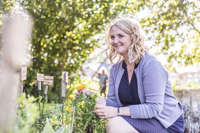 Die Salzburgerin Karina Reichl alias "Fräulein Grün" weiß um die positive Wirkung der regionalen Heilkräuter.  | Foto: Karina Reichl/Teekanne