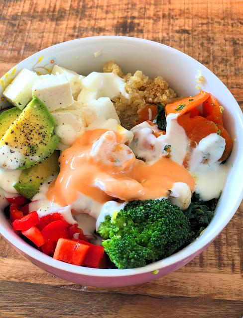 Eine weise Person hat uns mitgeteilt: Das Foto sollte gemacht werden, bevor die Sauce auf die Bowl kommt. Ups ... zu spät. Foodblogger werden wir wohl keine. | Foto: Langwieder