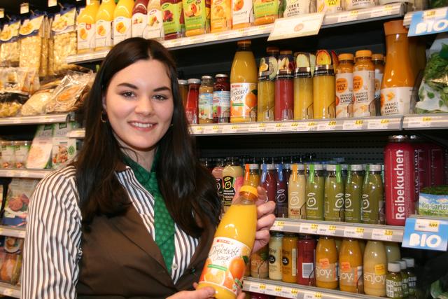Melanie, 17, Einzelhandelskauffrau erzählt im Interview, warum sie sich für die Lehre bei SPAR entschieden hat: „Der Beruf ist sehr abwechslungsreich und man kommt viel mit Menschen zusammen."