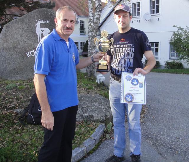 Johann Zetner zeigt stolz seinen Pokal.