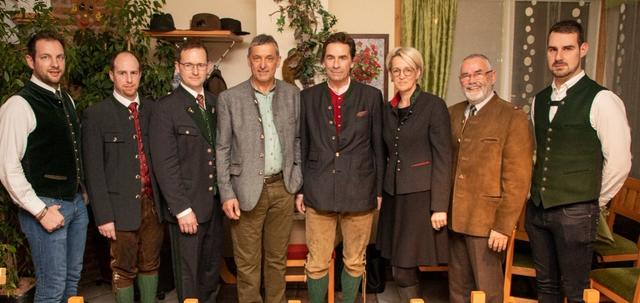 Der Vorstand des Jagdschutzvereines Eibiswald mit dem neuen Obmann Hubert Krainer (4.v.l.) neben seinem Vorgänger Michael Primus (3.v.l.) und Franz Meran (4.v.r.).