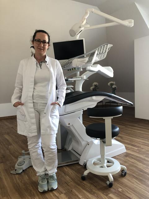 Zahnärztin Dr. Sarah Meindorfer-Henrich betreut ihre Patienten im Ärztezentrum in Hainburg.