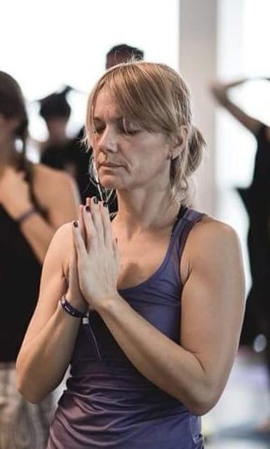 Tiefenentspannt und in sich gekehrt ist die Yoga-Lehrerin auf der Matte.