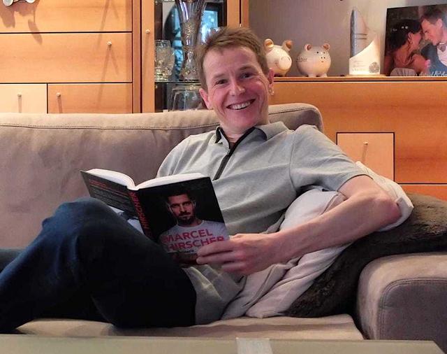 Andreas Goldberger ganz relaxed beim Lesen.