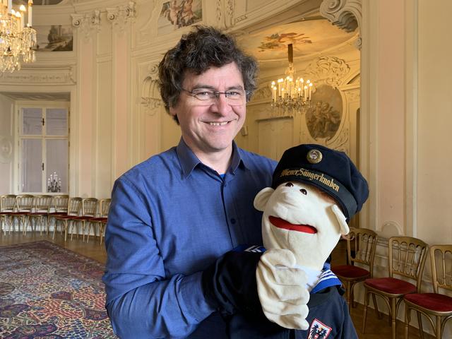 Gemeinsam mit der lustige Handpuppe Toni bringt der stellvertretender künstlerischer Leiter, Gerald Wirth, die Musik der Wiener Sängerknaben in die Wohnzimmer.