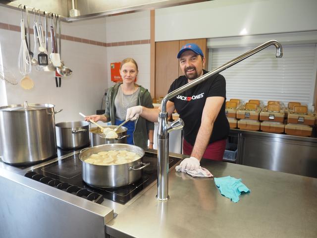 Hier wird in der Gmoakuchl, eine Einrichtung der Marktgemeinde Zwentendorf, für "Essen auf Rädern" frisch gekocht. Die Einkäufe erfolgen nur in Zwentendorf und Umgebung. Das ist regionales Wirtschaften.