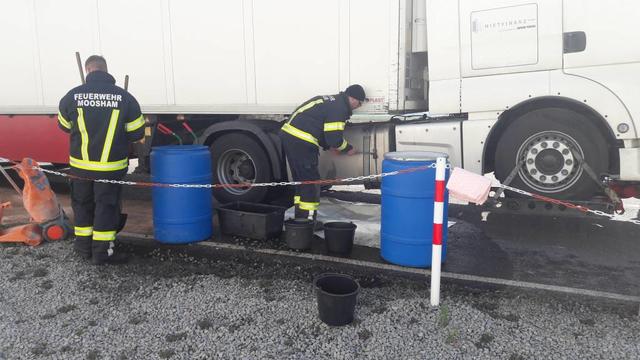 Beim Eintreffen der Feuerwehren waren bereits etwa 300 Liter Diesel ausgelaufen.