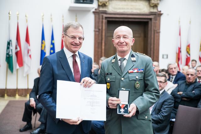 Vizeleutnant Christian Raindl bekam von Landeshauptmann Thomas Stelzer das Ehrenzeichen des Landes in Silber verliehen.