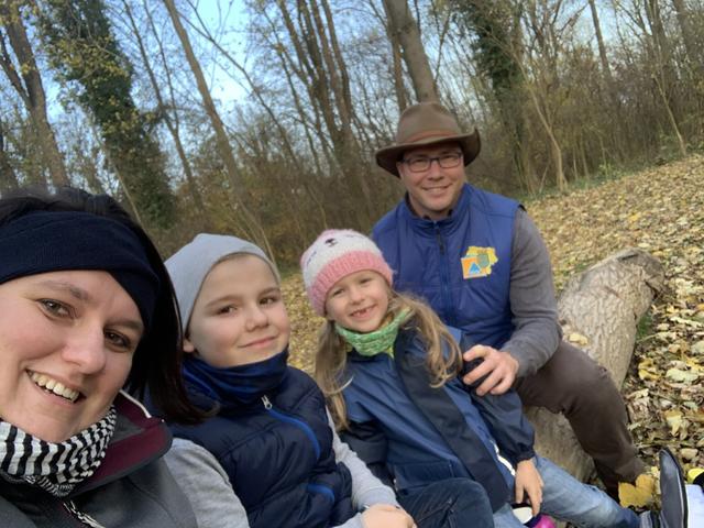 Wenn es keine Ausgangsbeschränkungen gibt, unternimmt Familie Almstädter gerne Wanderungen in der Petroneller Au.