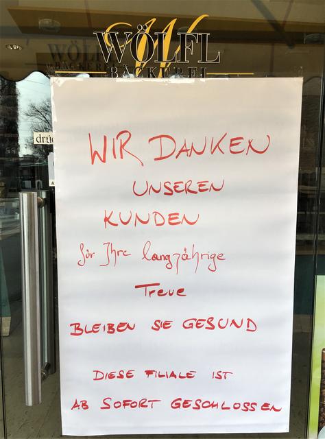 Das Plakat an der Eingangstüre der Bäckerei Wölfl ist unmissverständlich ...