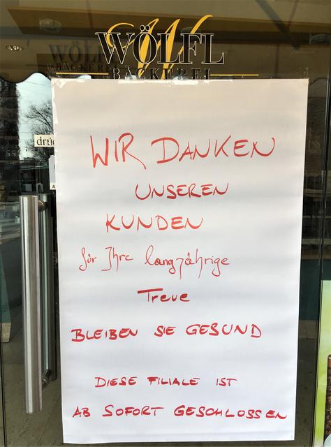 Das Plakat an der Eingangstüre der Bäckerei Wölfl ist unmissverständlich ... | Foto: Cagran