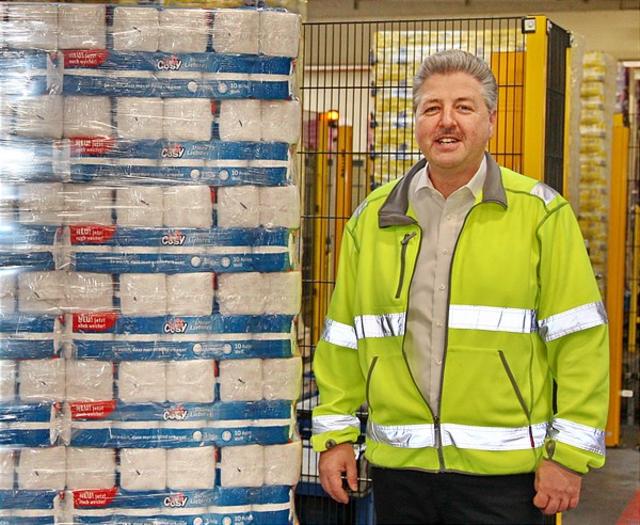 Andreas Greiner, Leiter des Essity-Werks in Ortmann: “Die Sorge, dass es hier zu einem Versorgungsengpass bei Toilettenpapier kommt, ist unbegründet. Die Produktion bei Essity in Ortmann läuft rund um die Uhr auf einem rekordverdächtigen Niveau. Möglich macht das vor allem auch der großartige Einsatz der gesamten Essity-Mannschaft, wofür ich mich ganz ausdrücklich bedanke.“