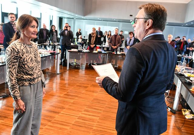 Bürgermeisterstellvertreterin Uschi Schwarzl bei der Angelobung durch Landeshauptmann Platter. | Foto: zeitungsfoto.at