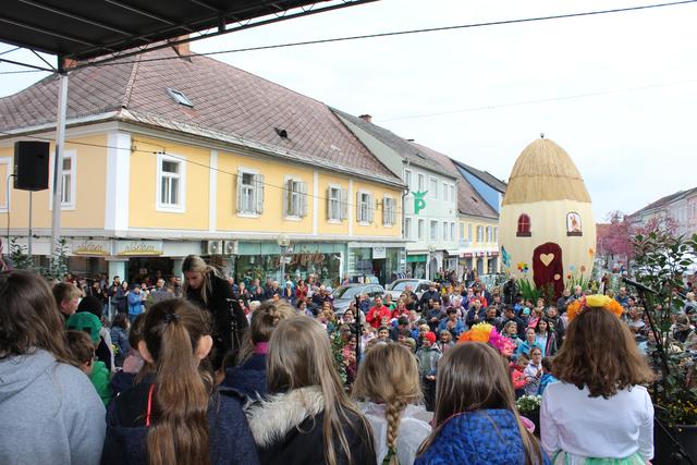 Großer Andrang herrschte im April des Vorjahres bei der Enthüllung vom Deutschlandsberger Riesenosterei - das wird es heuer nicht geben. | Foto: Löschnig