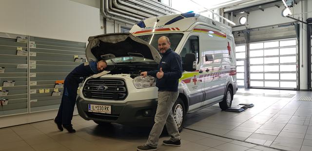 Notbetrieb am Autopark Innsbruck: Das Rote Kreuz Tirol bleibt mit der professionellen Hilfe von Manuel Schmiderer und Guido Mathé (v.l.n.r.) mobil! | Foto: Autopark