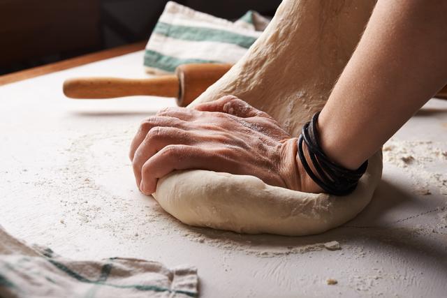 Während der Krise wird zuhause Brot gebacken.