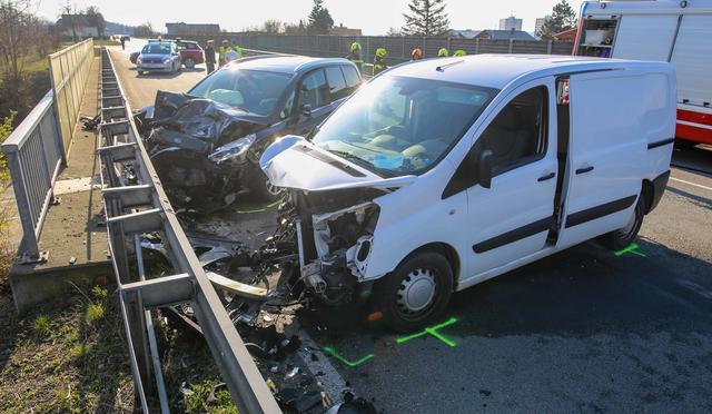 Zwei Pkws kollidierten gegen 15.45 Uhr auf Höhe der Jet-Tankstelle in Braunau.