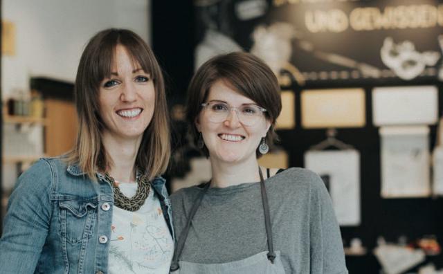 Appellieren an Kunden und Freunde: Verena Kassar (l.) und Sarah Reindl | Foto: Das Gramm