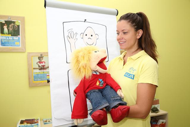 KiJA-Präventionsmitarbeiterin Gerlinde Schedlberger mit der Handpuppe Kija | Foto: Land OÖ/Ernst Grilnberger