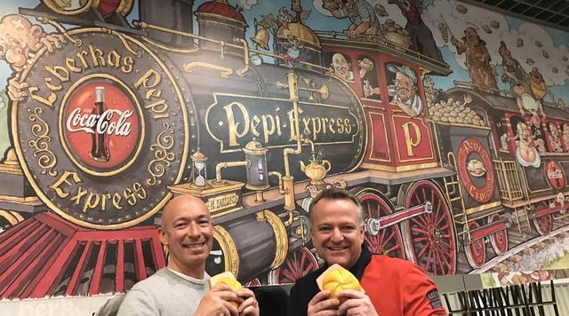 In der Corona-Krise liefern Leberkas Pepi Wien-Geschäftsführer Mario Scheday (l.) und sein Team kostenlos Essen aus.