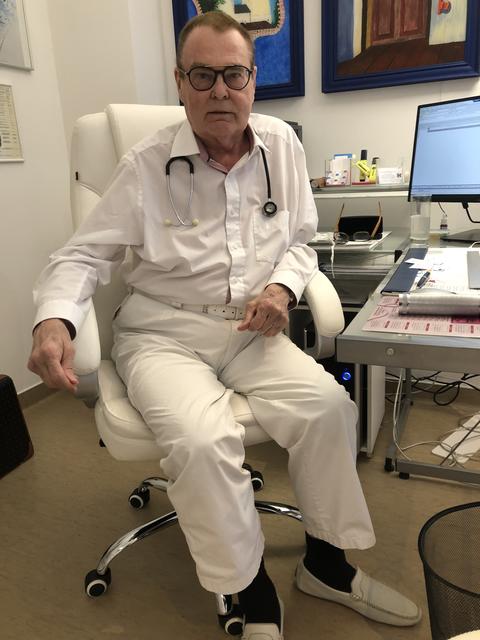 Kinderarzt Dr. Alfred Klabuschnigg eröffnete seine Praxis in Hainburg.