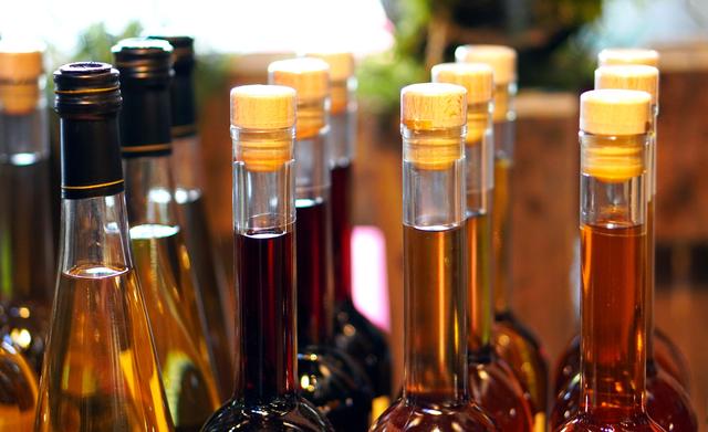 Eine alkoholisierte Frau verletzte einen Polizeibeamten.