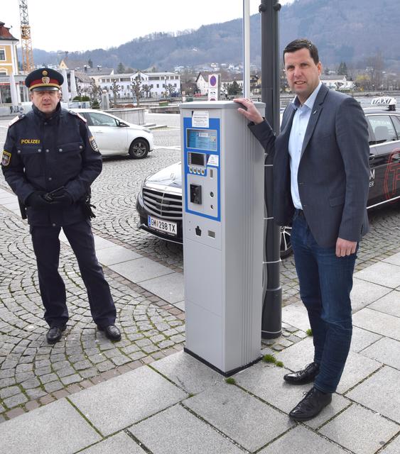 Stefan Krapf und Dietmar Pühringer vor dem Rathaus und einem in nächster Zeit nicht so wichtigen Parkautomaten. | Foto: Stadtgemeinde Gmunden