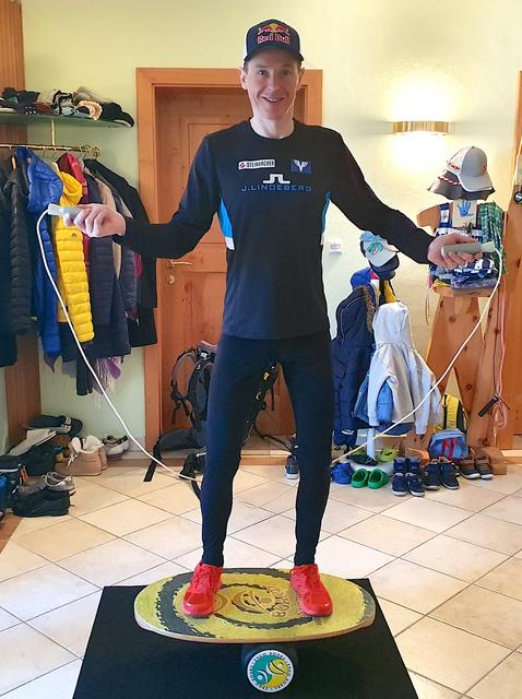 Ohne Sport geht gar nichts: "Goldi" hält sich zuhause unter anderem mit der Sprungschnur fit.