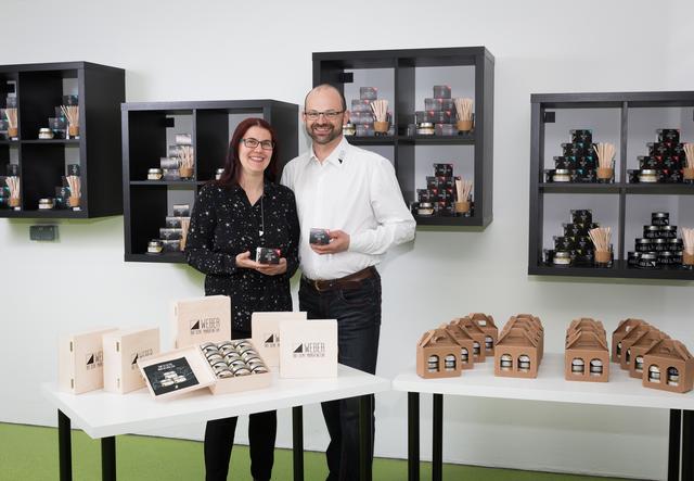 Der Senfmüller Thomas Weber und seine Tiroler Partnerin Damaris Wolfger betreiben in Telfs Tirols erste Bio-Senfmanufaktur. Der Schauraum ist derzeit geschlossen, dafür boomt der Onlineversand.