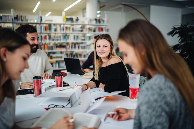 Studium und Beruf – geht das? Mit bereits acht Unternehmen als „Study and Work“- Partner bietet die FH Kärnten diese praxisorientierten Programme für Studienanfäger*innen an.