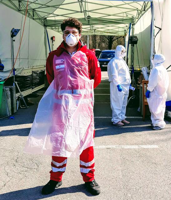 Gut geschützt macht Rettungssanitäter Marcel Dienst im Screeningzentrum