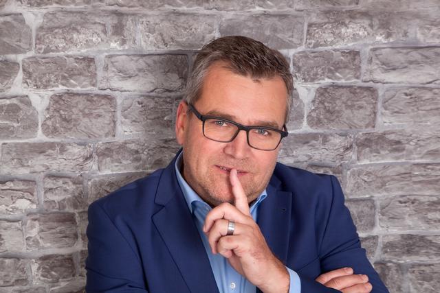 Bürgermeister Paul Mahr wendet sich an die Bevölkerung.