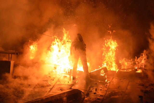 Ein Mehrparteienhaus in Niederndorf stand in Flammen, alle Bewohner konnten jedoch gerettet werden.