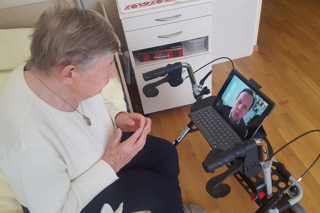 Mit Videotelefonaten fördert das SeneCura-Team den Kontakt zwischen den Seniorinnen und Senioren und ihren Lieben.