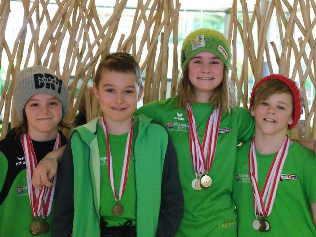 Die Medaillengewinner Philana, Woijciech, Rabea und Pius.